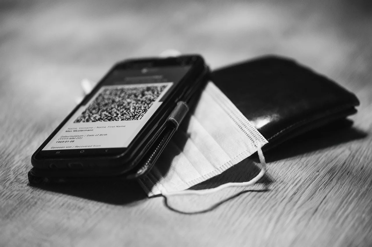 Anziano che consulta un documento sulla esenzione ticket sanitario.